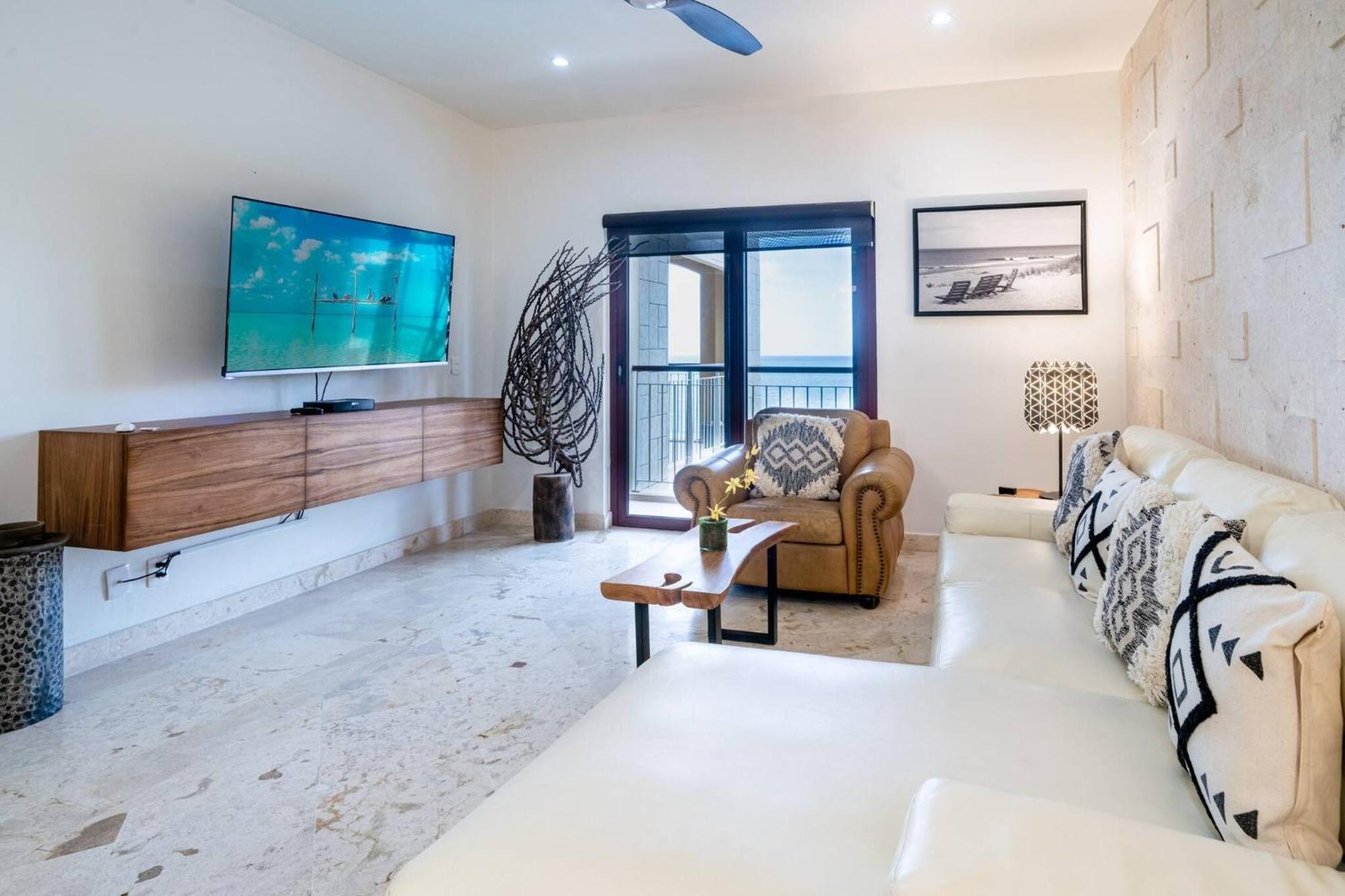 Surf 405 - Luxury Oceanview Beachfront 3 Bedroom With Gym - At El Faro Holiday home Playa del Carmen